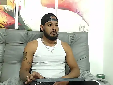 BladeFoxxx1 online show from 11-08-25, 01:31