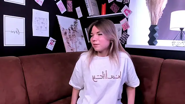 Snapshot of AinsleyBryan chatting on 03-17-25, 10:17 AinsleyBryan online show from 03-17-25, 10:17