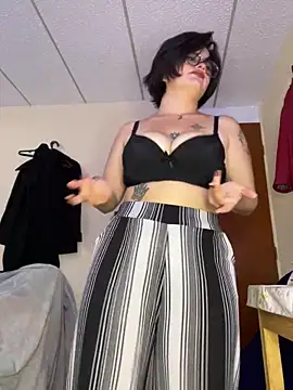 Snapshot of Mistress_Niky_ chatting on 04-18-26, 05:04 Mistress Niky online show from 04-18-26, 05:04
