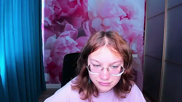 Snapshot of AngelinaLow chatting on 09-14-25, 11:21 AngelinaLow online show from 09-14-25, 11:21