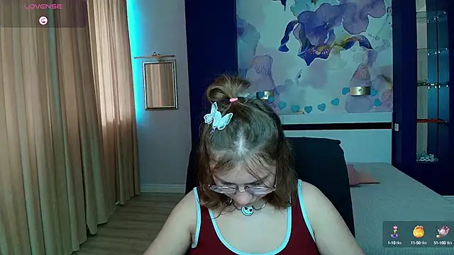 Snapshot of AngelinaLow chatting on 10-16-25, 11:29 AngelinaLow online show from 10-16-25, 11:29