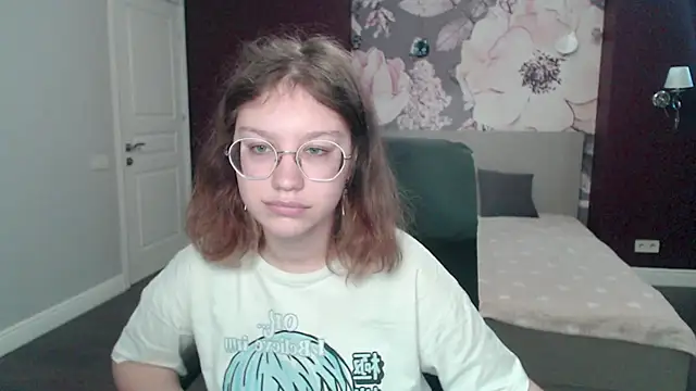 Snapshot of AngelinaLow chatting on 03-18-25, 09:34 AngelinaLow online show from 03-18-25, 09:34