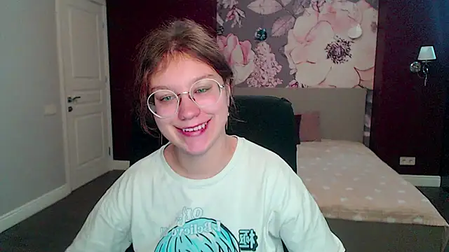 Snapshot of AngelinaLow chatting on 03-19-25, 12:12 AngelinaLow online show from 03-19-25, 12:12