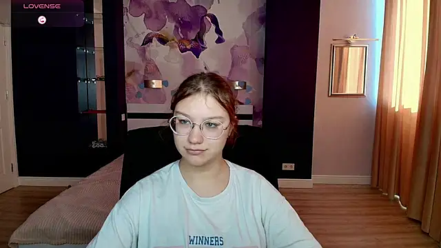 Snapshot of AngelinaLow chatting on 10-21-25, 11:31 AngelinaLow online show from 10-21-25, 11:31
