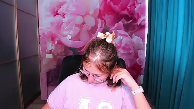 Snapshot of AngelinaLow chatting on 09-16-25, 11:44 AngelinaLow online show from 09-16-25, 11:44