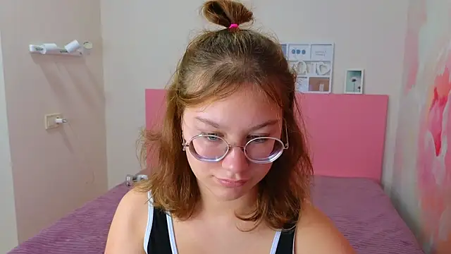 Snapshot of AngelinaLow chatting on 10-14-25, 11:33 AngelinaLow online show from 10-14-25, 11:33
