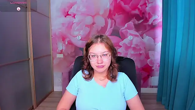 Snapshot of AngelinaLow chatting on 10-23-25, 11:31 AngelinaLow online show from 10-23-25, 11:31