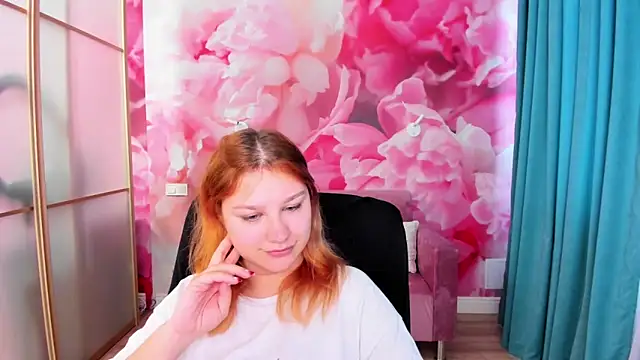 Snapshot of AngelinaLow chatting on 05-18-26, 11:26 AngelinaLow online show from 05-18-26, 11:26