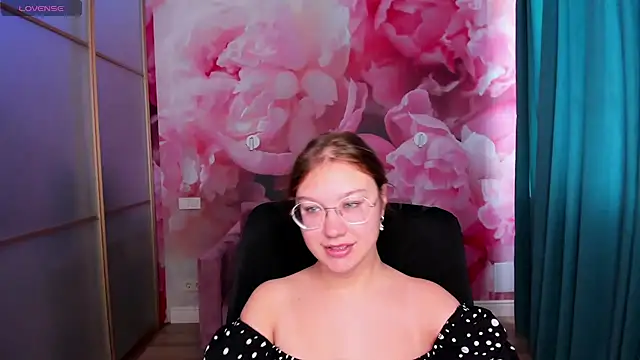 Snapshot of AngelinaLow chatting on 10-05-25, 05:31 AngelinaLow online show from 10-05-25, 05:31