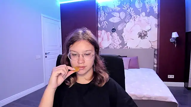 Snapshot of AngelinaLow chatting on 09-08-25, 06:18 AngelinaLow online show from 09-08-25, 06:18