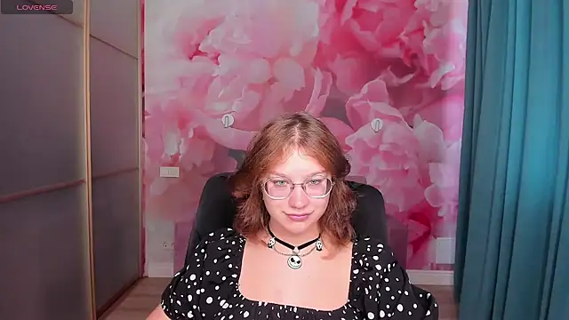 Snapshot of AngelinaLow chatting on 10-06-25, 11:33 AngelinaLow online show from 10-06-25, 11:33