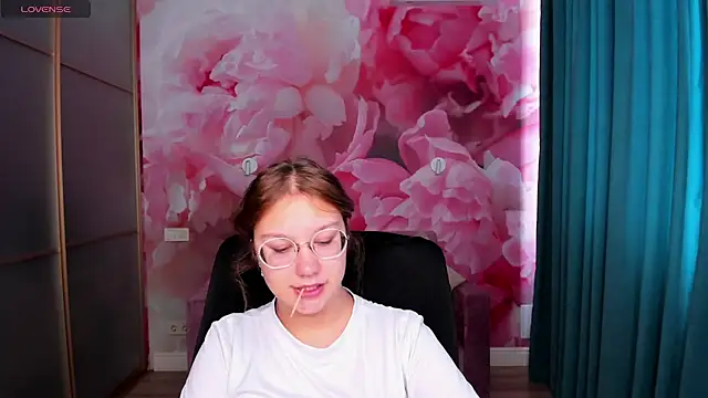 Snapshot of AngelinaLow chatting on 09-28-25, 11:28 AngelinaLow online show from 09-28-25, 11:28
