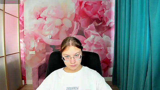 Snapshot of AngelinaLow chatting on 09-29-25, 11:27 AngelinaLow online show from 09-29-25, 11:27