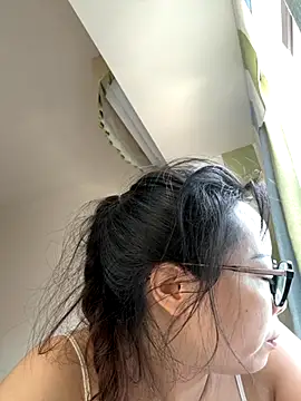 Snapshot of aa520uv chatting on 10-10-25, 01:06 aa520uv online show from 10-10-25, 01:06