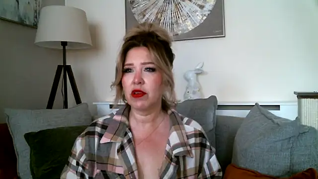Snapshot of MissHoneyPenny chatting on 05-13-26, 09:27 MissHoneyPenny online show from 05-13-26, 09:27