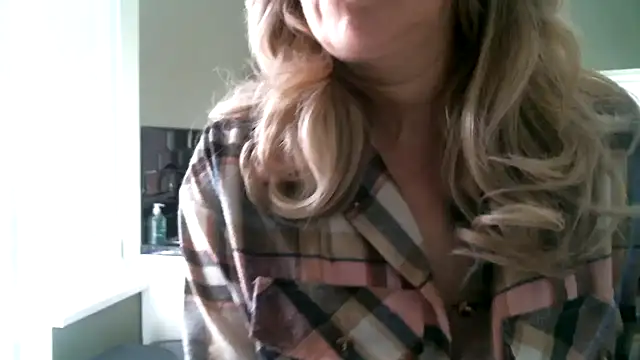Snapshot of MissHoneyPenny chatting on 05-22-26, 09:51 MissHoneyPenny online show from 05-22-26, 09:51