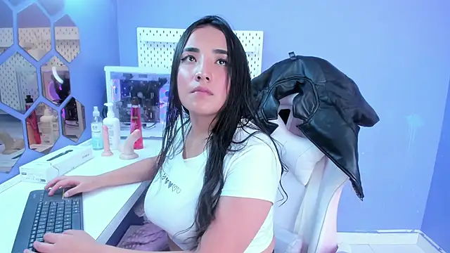 Alice 26  online show from 11-28-25, 02:39