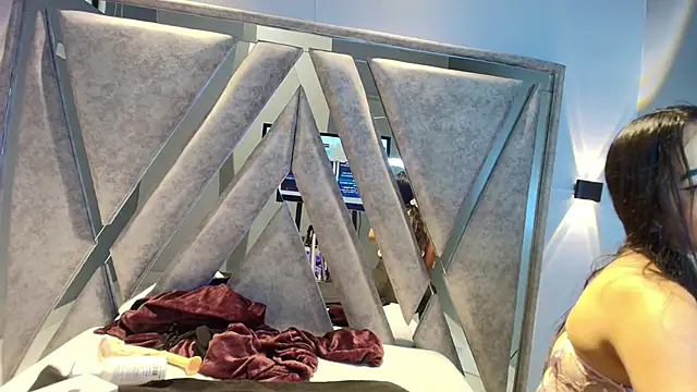 Alice 26  online show from 12-04-25, 01:54