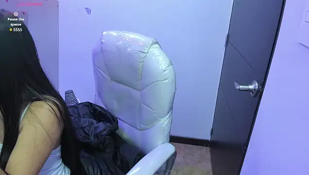 Pretty Johnson  online show from 03-12-26, 11:36