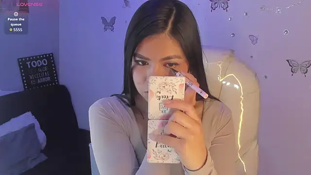 Pretty Johnson  online show from 04-12-26, 11:57