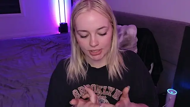 Snapshot of margot_robbie7 chatting on 06-15-26, 02:23 margot robbie7 online show from 06-15-26, 02:23