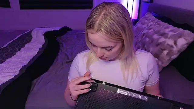 Snapshot of margot_robbie7 chatting on 05-20-26, 01:57 margot robbie7 online show from 05-20-26, 01:57