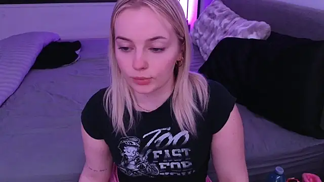 Snapshot of margot_robbie7 chatting on 05-15-26, 02:20 margot robbie7 online show from 05-15-26, 02:20