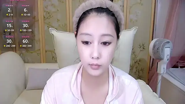 Snapshot of Xiaoxuan-baby chatting on 10-13-25, 02:40 Xiaoxuan-baby online show from 10-13-25, 02:40