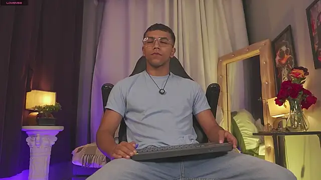 Snapshot of Colstorw_ chatting on 04-08-26, 10:06 Colstorw online show from 04-08-26, 10:06