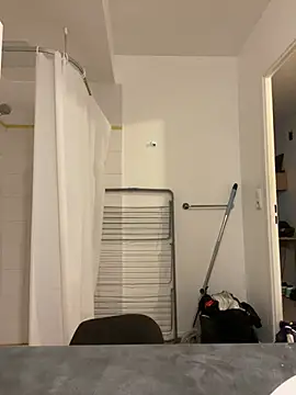 Snapshot of Renoirmonter chatting on 02-17-26, 03:31 Renoirmonter online show from 02-17-26, 03:31