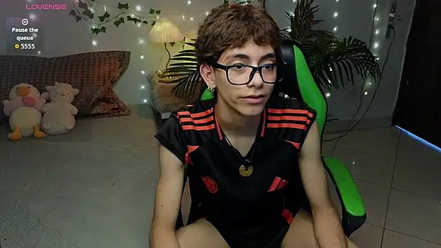 Snapshot of Matty_Sparkk chatting on 04-12-26, 01:14 Matty Sparkk online show from 04-12-26, 01:14