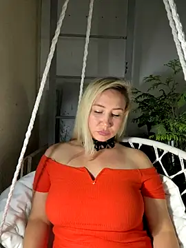 Snapshot of Nikusia chatting on 09-26-25, 04:14 Nikusia online show from 09-26-25, 04:14