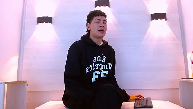 Jhojan twink online show from 12-17-25, 12:54