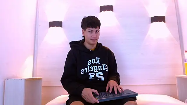 Jhojan twink online show from 12-19-25, 01:13