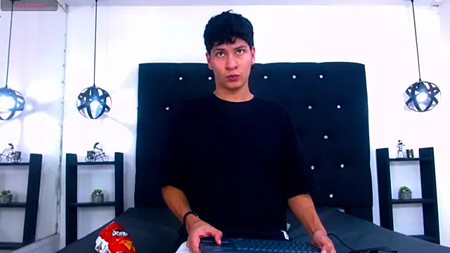 Jhojan twink online show from 11-18-25, 04:16