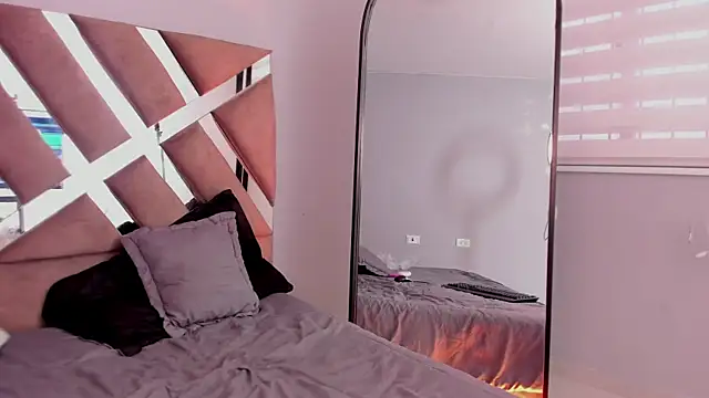 Emma bloom   online show from 03-18-25, 01:12