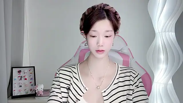 Snapshot of Gogo-888 chatting on 12-17-25, 09:25 Gogo-888 online show from 12-17-25, 09:25