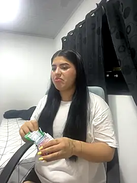 pareja curiosa19 online show from 12-05-25, 01:05