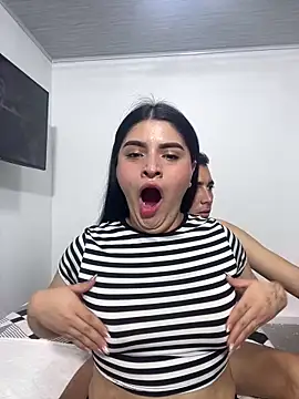 pareja curiosa19 online show from 10-31-25, 12:18