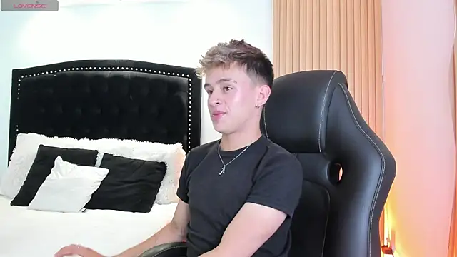 LiamWildx20 online show from 07-17-26, 04:32