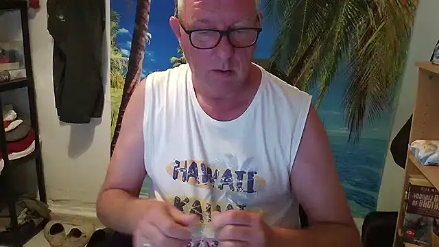 Snapshot of JamesBauer chatting on 06-11-26, 04:31 JamesBauer online show from 06-11-26, 04:31