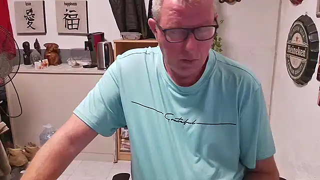 Snapshot of JamesBauer chatting on 04-24-26, 04:14 JamesBauer online show from 04-24-26, 04:14