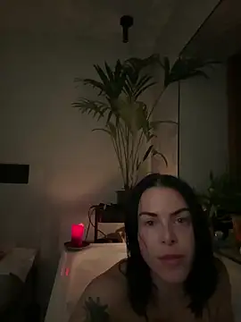 Snapshot of missninasparkle chatting on 10-12-25, 07:48 missninasparkle online show from 10-12-25, 07:48