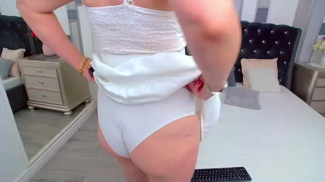 SuzzySun online show from 10-27-25, 01:56