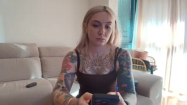 Snapshot of tattoobbgirl chatting on 06-08-26, 03:45 tattoobbgirl online show from 06-08-26, 03:45