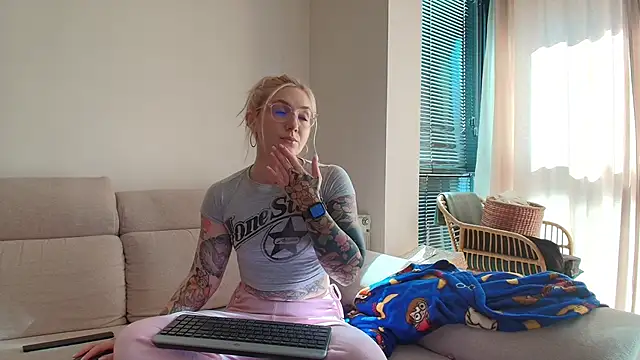 Snapshot of tattoobbgirl chatting on 06-12-26, 03:54 tattoobbgirl online show from 06-12-26, 03:54