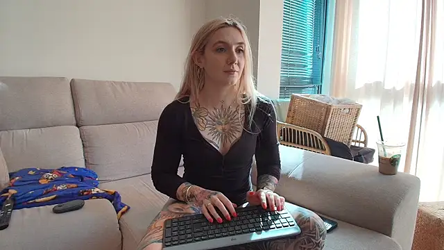 Snapshot of tattoobbgirl chatting on 05-01-26, 03:50 tattoobbgirl online show from 05-01-26, 03:50