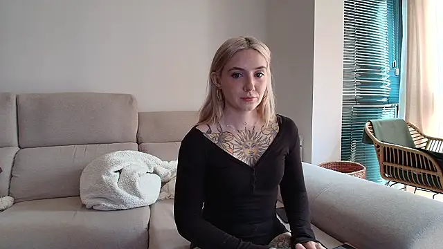 Snapshot of tattoobbgirl chatting on 02-10-26, 01:10 tattoobbgirl online show from 02-10-26, 01:10