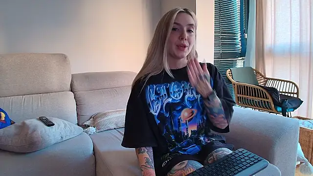 Snapshot of tattoobbgirl chatting on 03-07-26, 05:07 tattoobbgirl online show from 03-07-26, 05:07