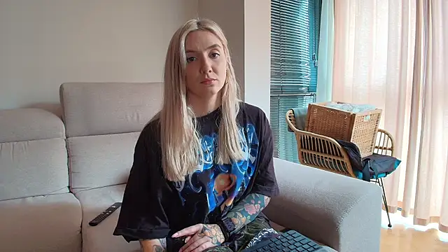 Snapshot of tattoobbgirl chatting on 04-11-26, 01:15 tattoobbgirl online show from 04-11-26, 01:15
